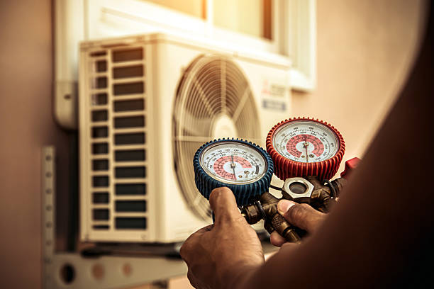 Professional Hvac technician working in Hillsboro, IL